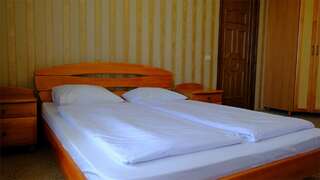 Гостиница Серсиаль Алупка Стандартный четырехместный номер-12